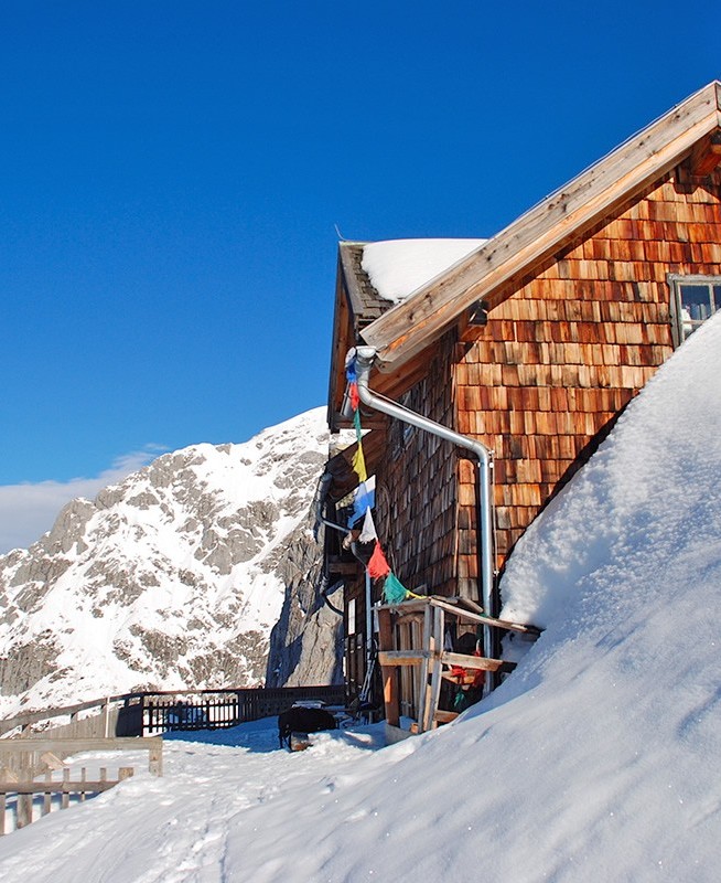 Werfener Hütte tief verschneit im Winter