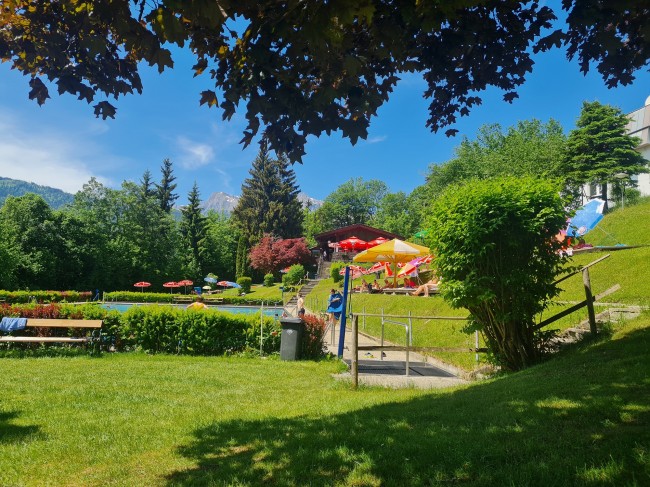 Schwimmbad mit schöner Gartenanlage rund um das Schwimmbecken