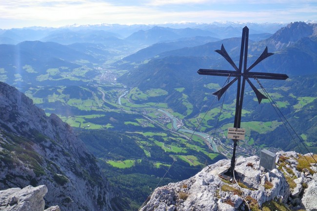 Gipfelkreuz mit Blick ins Salzachtal