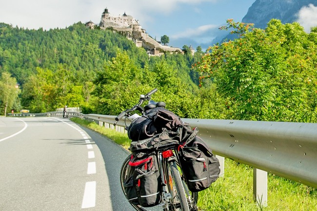 Blick auf die Burg Hohenwerfen beim Radfahren am Tauernradweg