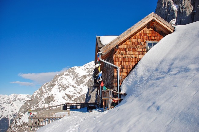 Tief verschneite Werfener Hütte im Winter